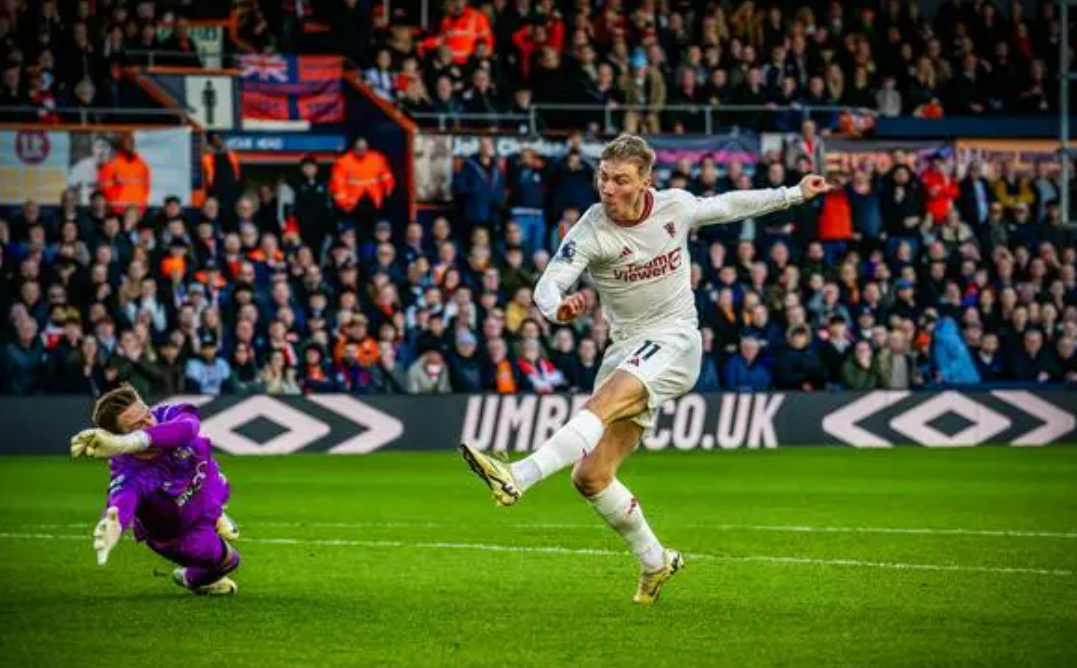 包含曼联主场击败卢顿，稳步晋级的词条