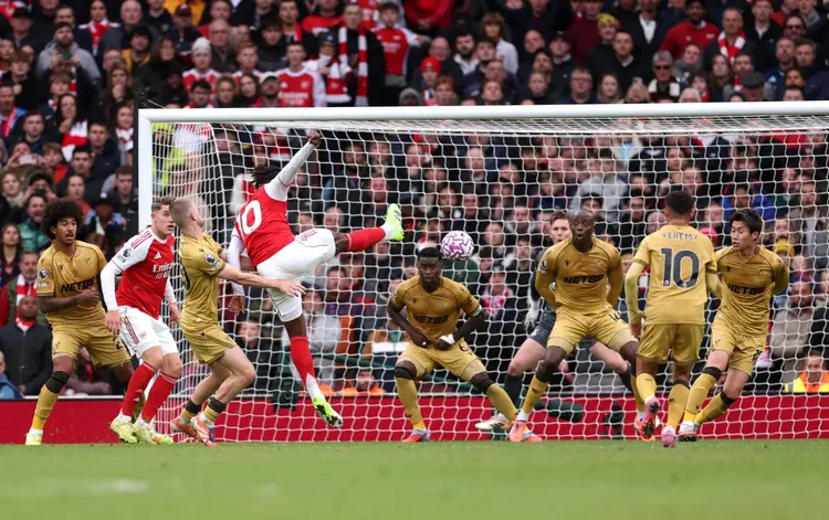 包含阿森纳队在比赛中全力拼搏，取得胜利的词条